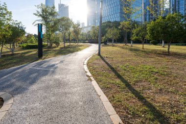 Modern şehirde yürüyüş yolu