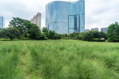 Bahar Parkı ve modern şehir