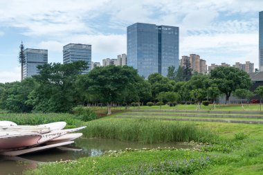 Bahar Parkı ve modern şehir
