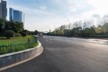 Şehirdeki boş şehir yolu ve binalar