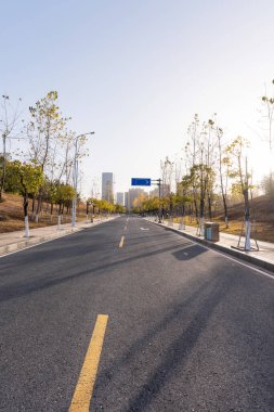 Şehirdeki boş şehir yolu ve binalar