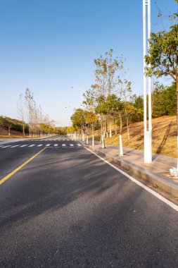 Şehirdeki boş şehir yolu ve binalar