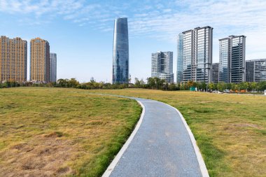 Şehir merkezi ve modern şehrin parkındaki çiçek tarlası.