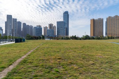 Şangay 'da modern bina geçmişi olan şehir parkı.