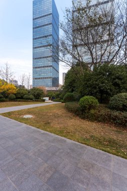 Şangay 'da modern bina geçmişi olan şehir parkı.