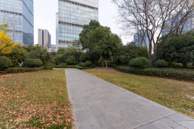 Şangay 'da modern bina geçmişi olan şehir parkı.