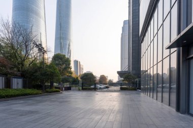 Modern şehrin boş, modern meydanı ve gökdelenleri