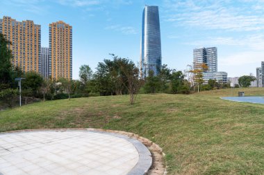 Bahar Parkı ve modern şehir