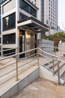 Modern şehir meydanlarındaki asansörler