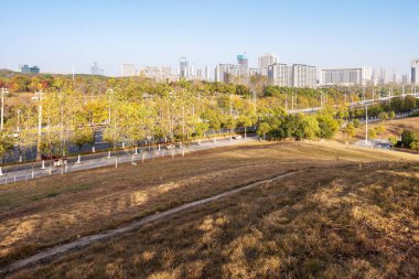 Bahar Parkı ve modern şehir