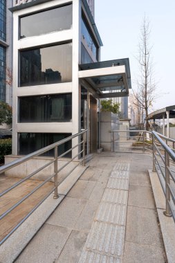 Modern şehir meydanlarındaki asansörler