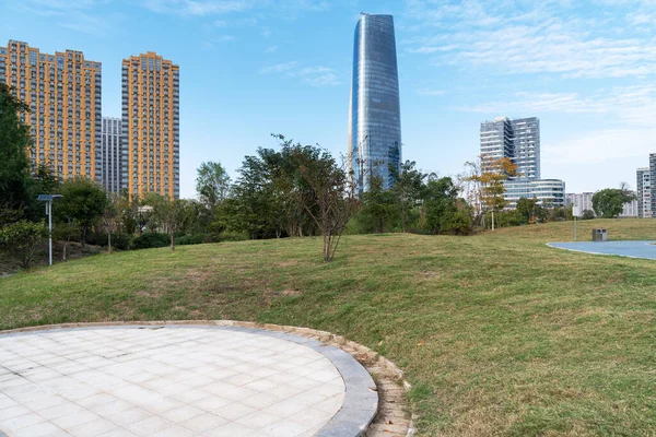 Bahar Parkı ve modern şehir