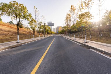 Şehirdeki boş şehir yolu ve binalar