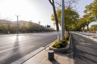 Şehirdeki boş şehir yolu ve binalar