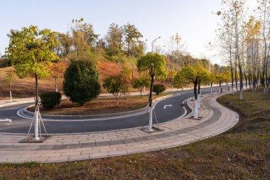 Şehirdeki boş şehir yolu ve binalar