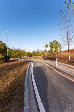 Şehirdeki boş şehir yolu ve binalar