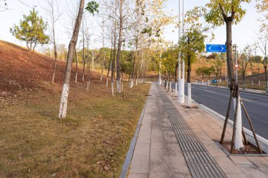 Modern şehirde yürüyüş yolu