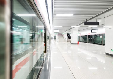 Tren metro istasyonunda hızla ilerliyor.