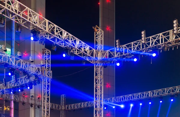 Proyectores en el escenario del teatro — Foto de Stock