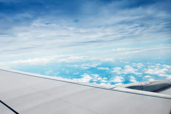 Nuages et ciel vus à travers la fenêtre — Photo