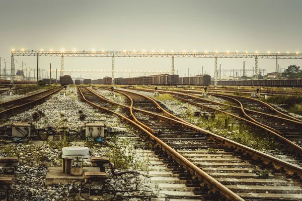 Gün batımında kargo trenleri platformu — Stok fotoğraf