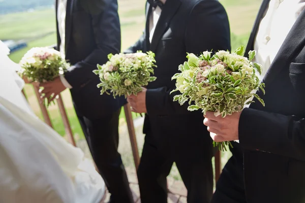 Vänner av brudgummen med buketter — Stockfoto