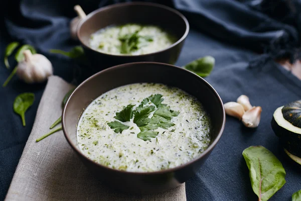 Suppe mit Zucchini und Spinat — Stockfoto
