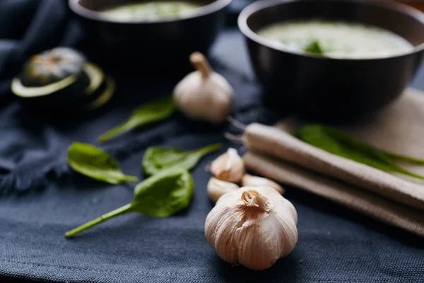 Cabeza de ajo y hojas de espinaca —  Fotos de Stock