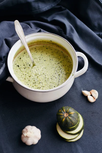 Kastrull med grädde soppa med zucchini och spenat — Stockfoto