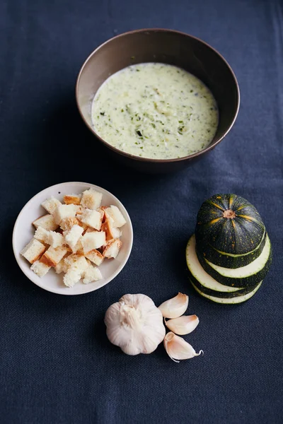 Sahnesuppe aus Zucchini und Knoblauch mit Croutons — Stockfoto