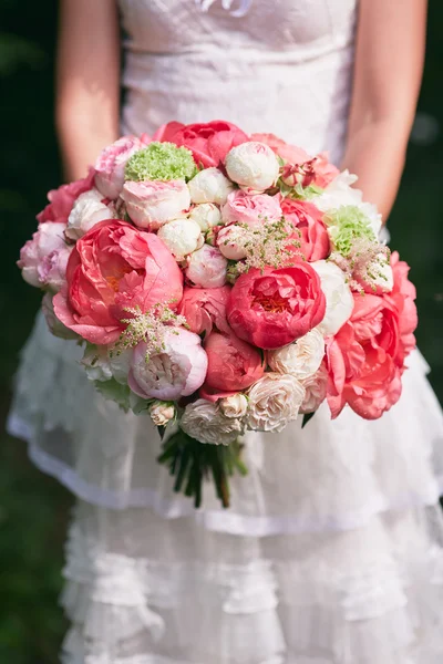 Bouquet nuziale in mani della sposa. — Foto Stock