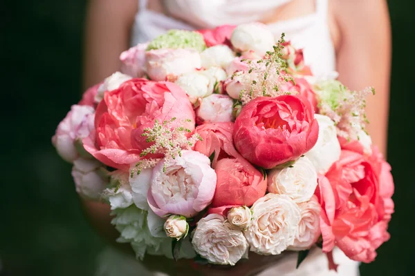 El ramo de boda en las manos de la novia. —  Fotos de Stock