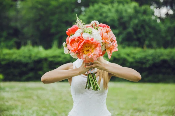 Buquê de casamento em mãos da noiva. — Fotografia de Stock