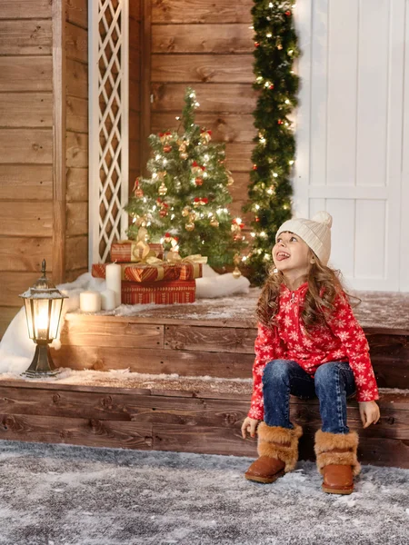 Noel ağacı verandada oturan kız