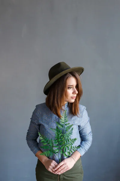손에서 식물을 가진 여자의 초상화 — 스톡 사진