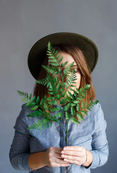 Chica con una planta en las manos — Foto de Stock