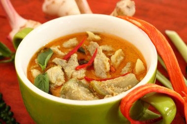 Domuz eti köri yeşil.