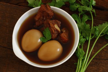 Phalo yumurta ve domuz besindir.