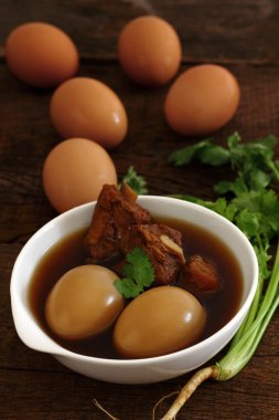 Phalo yumurta ve domuz besindir.