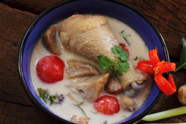 Tavuk Hindistan cevizi sütü ve havlıcan.