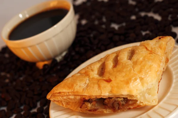 Café e massa folhada de cogumelos . — Fotografia de Stock