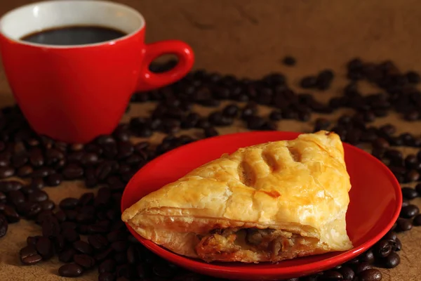 Café tasse rouge et pâte feuilletée aux champignons . — Photo