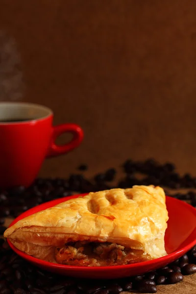 Café tasse rouge et pâte feuilletée aux champignons . — Photo
