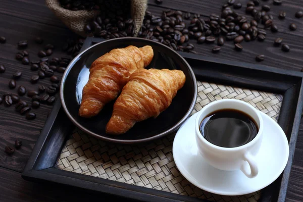 Svart kaffe och croissant. — Stockfoto