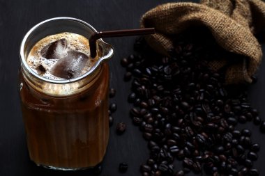 Buzlu kahve ve kahve çekirdeği.