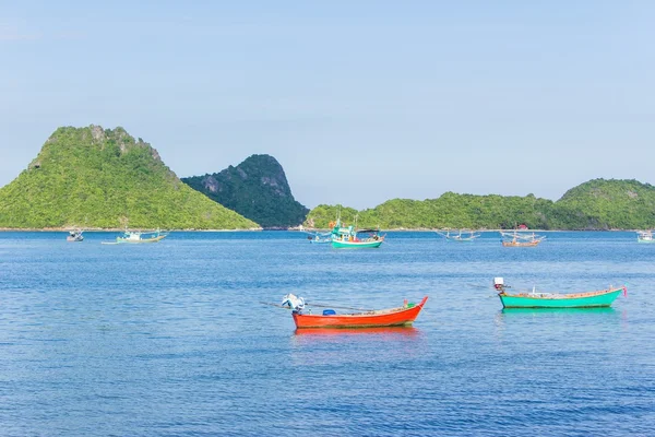 Rybackie łodzie w zatoce z Prachuap Bay / rybackich łodzi na morzu w Tajlandii w prowincji Prachuap Khiri Khan. Obrazy Stockowe bez tantiem