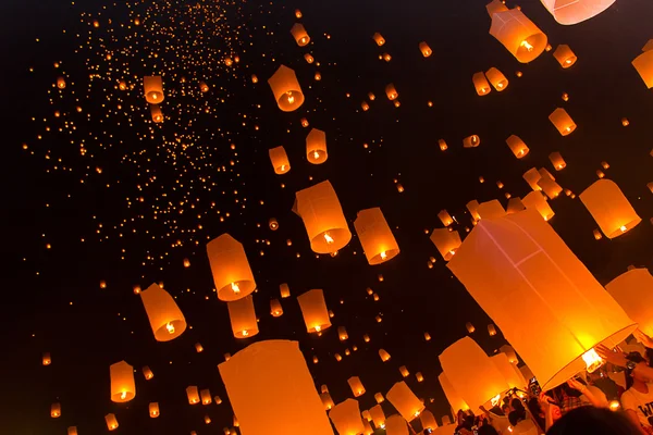 Budist tören Yeepeng Lanna Uluslararası Festivali.