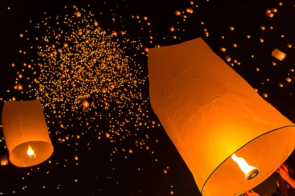 Budist tören Yeepeng Lanna Uluslararası Festivali.