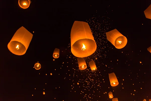 Budist tören Yeepeng Lanna Uluslararası Festivali.