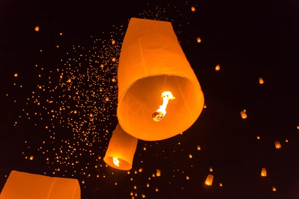 Budist tören Yeepeng Lanna Uluslararası Festivali.